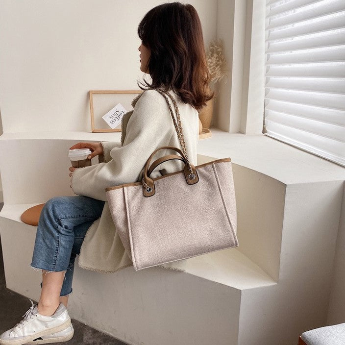 Fulla | Tote Bag  - By Qivii