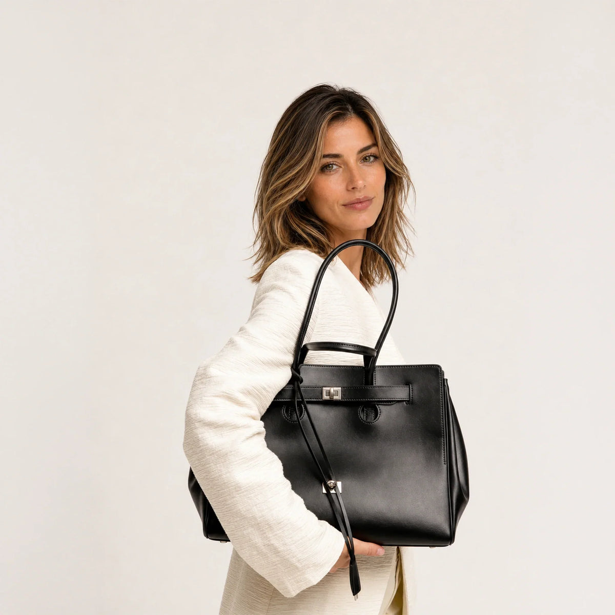 Vola | Tote Bag  - By Qivii